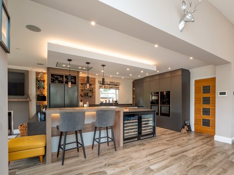 Diese maßgeschneiderte Küche begeistert mit der perfekten Kombination aus grauen und hellen Fronten.