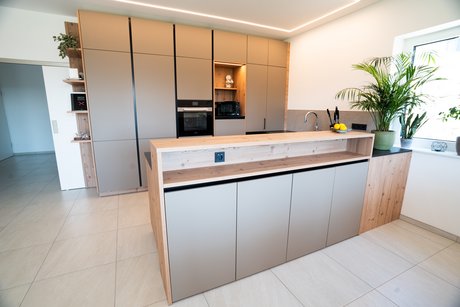 Küche mit durchdachtem Stauraumkonzept.