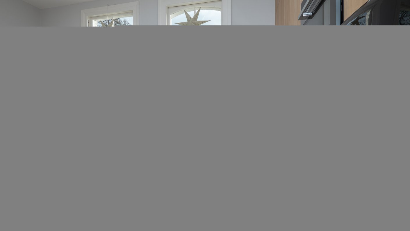 U-förmige Küche aus hellem Holzfurnier mit halb geöffneten Schubladen innen