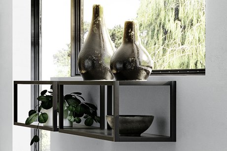 offenes niedriges Wandregal mit Metallrahmen und Holzeinlegeböden unter Fenster