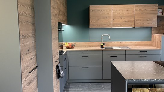 Harmonisches Zusammenspiel aus modernen Materialien, klarer Linienführung und warmen Farbakzenten – diese Küche vereint Design, Komfort und Funktion in Perfektion.