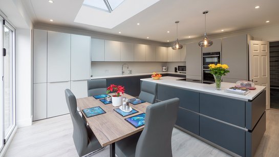 Der große Raum wird ideal durch die Küche ergänzt.