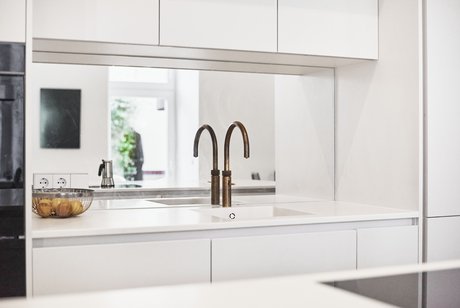 Die LED-Lichtleiste unter den Oberschränken sorgt für optimale Ausleuchtung der Arbeitsfläche.