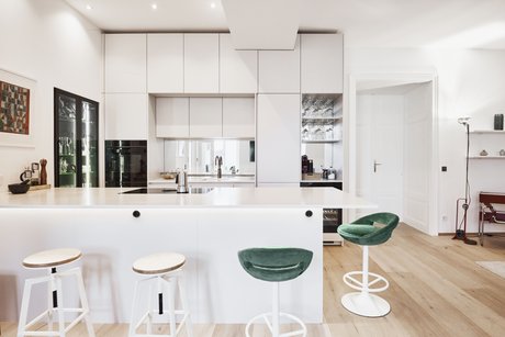 Harmonische Materialkombination – angora Fronten treffen auf Corian und Glas.