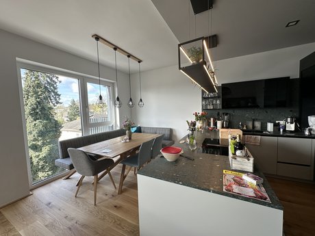 Dieses grifflose Konzept mit flächenbündigem Kochfeld erleichtern die Handhabung.