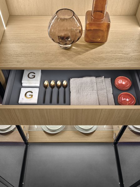 Geöffnete Schublade in Vitrine