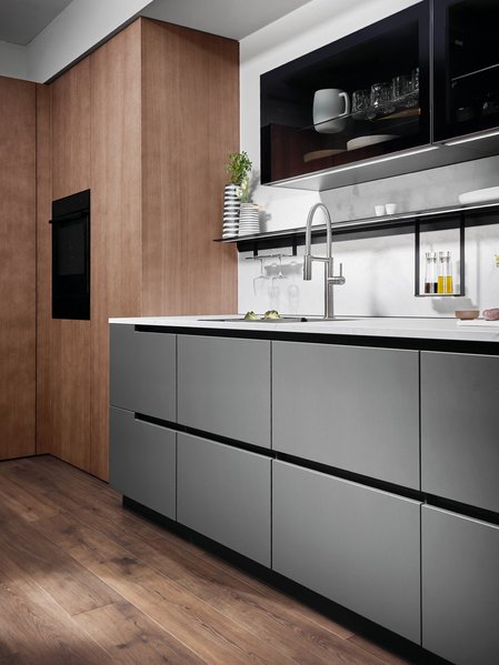 Küchenzeile mit grauen Unterschränken, Glas-Oberschrank und Hochschrankgruppe aus Holz