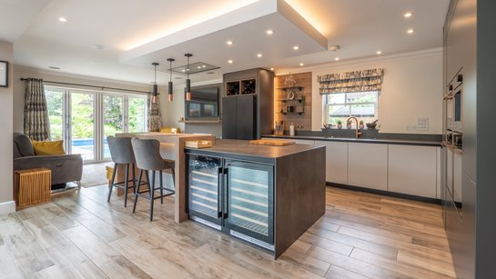 Die integrierte Deckenbeleuchtung lässt die gesamte Küche erstrahlen.