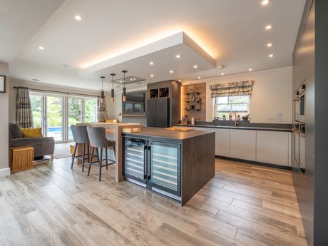 Die integrierte Deckenbeleuchtung lässt die gesamte Küche erstrahlen.