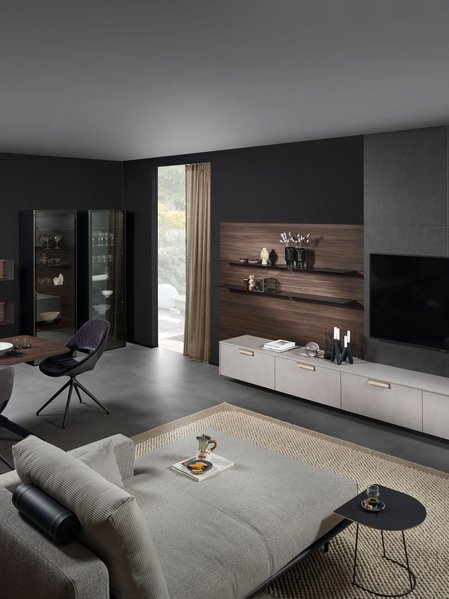 Wohnzimmergestaltung mit grauem Sofa, grauem Sideboard und Vitrinenschränken