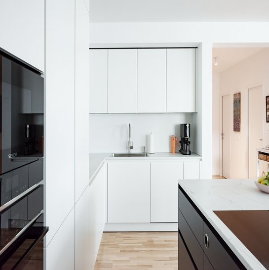 Zur besseren Ausleuchtung der Arbeitsfläche wurden LED-Lichtleisten in die Oberschränke eingebaut.