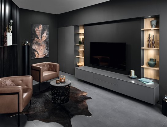 Edle Wohnzimmergestaltung in dunkelgrau mit offenen Regalen in heller Eiche