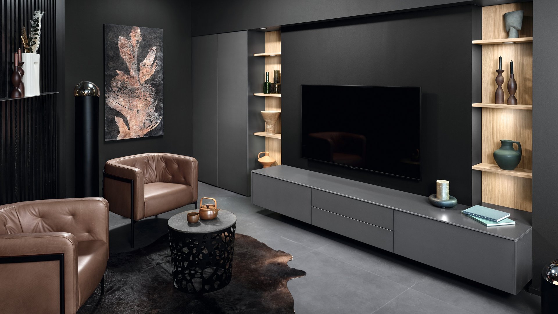 ewe Fero in eisen dunkel, Wohnzimmer Edle Wohnzimmergestaltung in dunkelgrau mit offenen Regalen in heller Eiche