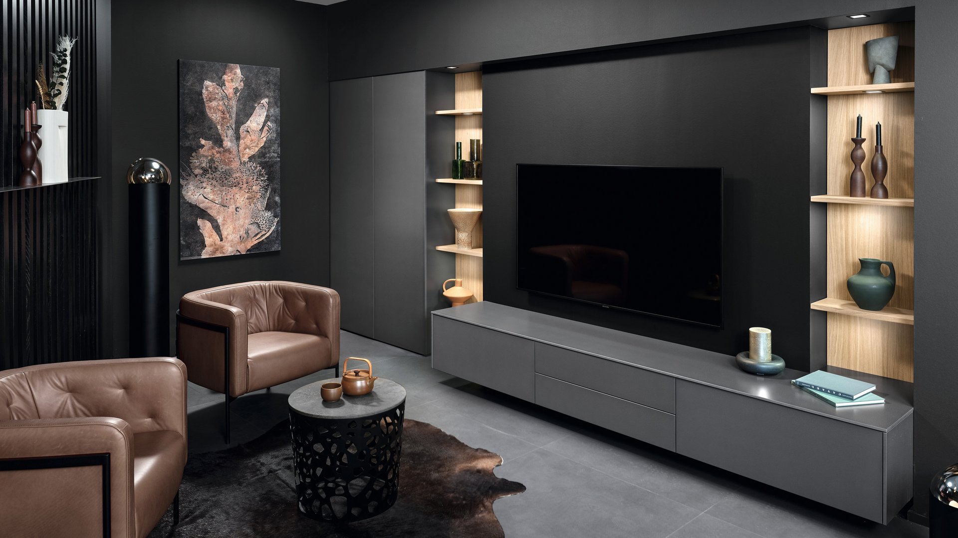 ewe Fero in eisen dunkel, Wohnzimmer Edle Wohnzimmergestaltung in dunkelgrau mit offenen Regalen in heller Eiche