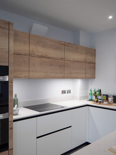 ewe Nuova/Unita in weiß/bergeiche | Elliott Living Spaces, UK Weiße Küche mit Oberschränken und Hochschränken aus Holz