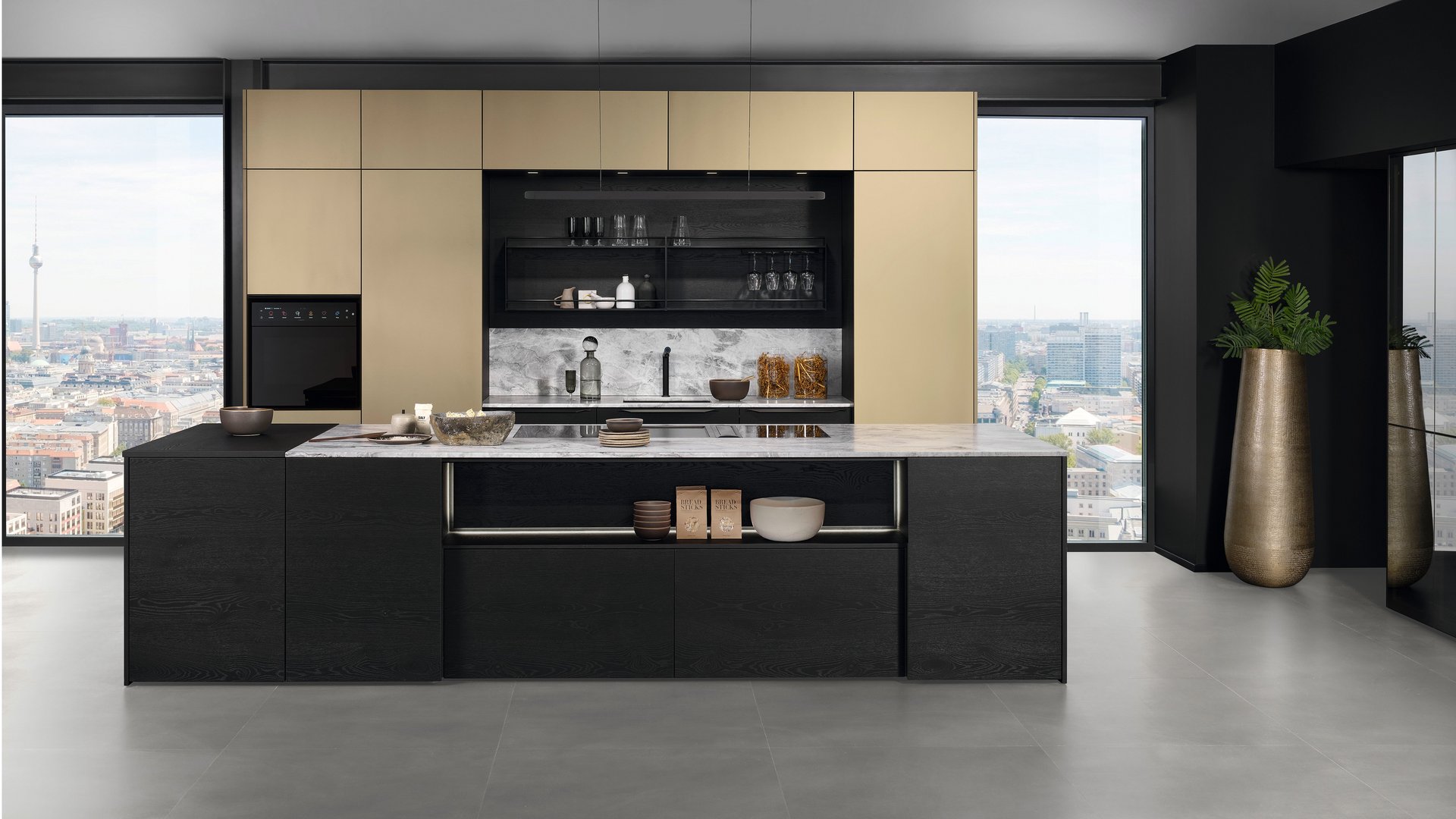 ewe Legno . ewe nanoo® in eiche schwarz . bronze metallic, gerade Hauptansicht Inselküche mit schwarzer Kücheninsel mit Holzfronten und bronzefarbigen Hochschränken