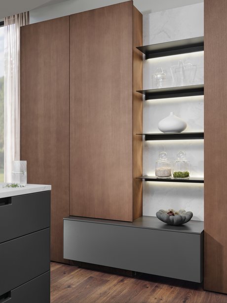 Moderner Hochschrank aus Holz mit offenen Regalbrettern dazwischen
