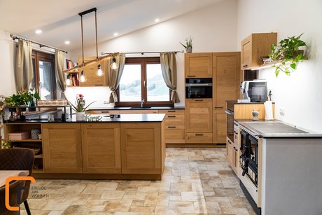 Landhausküche mit Rahmenfronten in Eiche