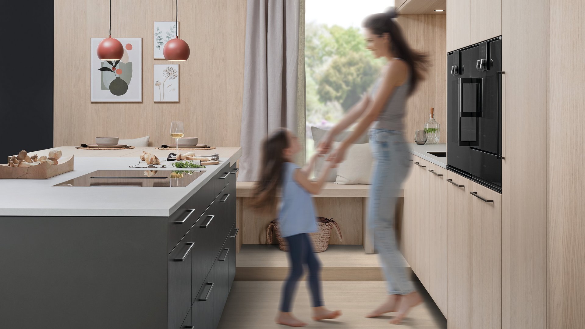 Echte ewe Küche mit KI-generierten Personen Eine Mutter und ein Mädchen tanzen in einer Küche