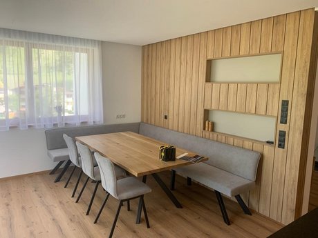 Geplanter Essbereich mit Rückwand in bergeiche, Abstellmöglichkeiten und eingebauten Lichtschaltern.