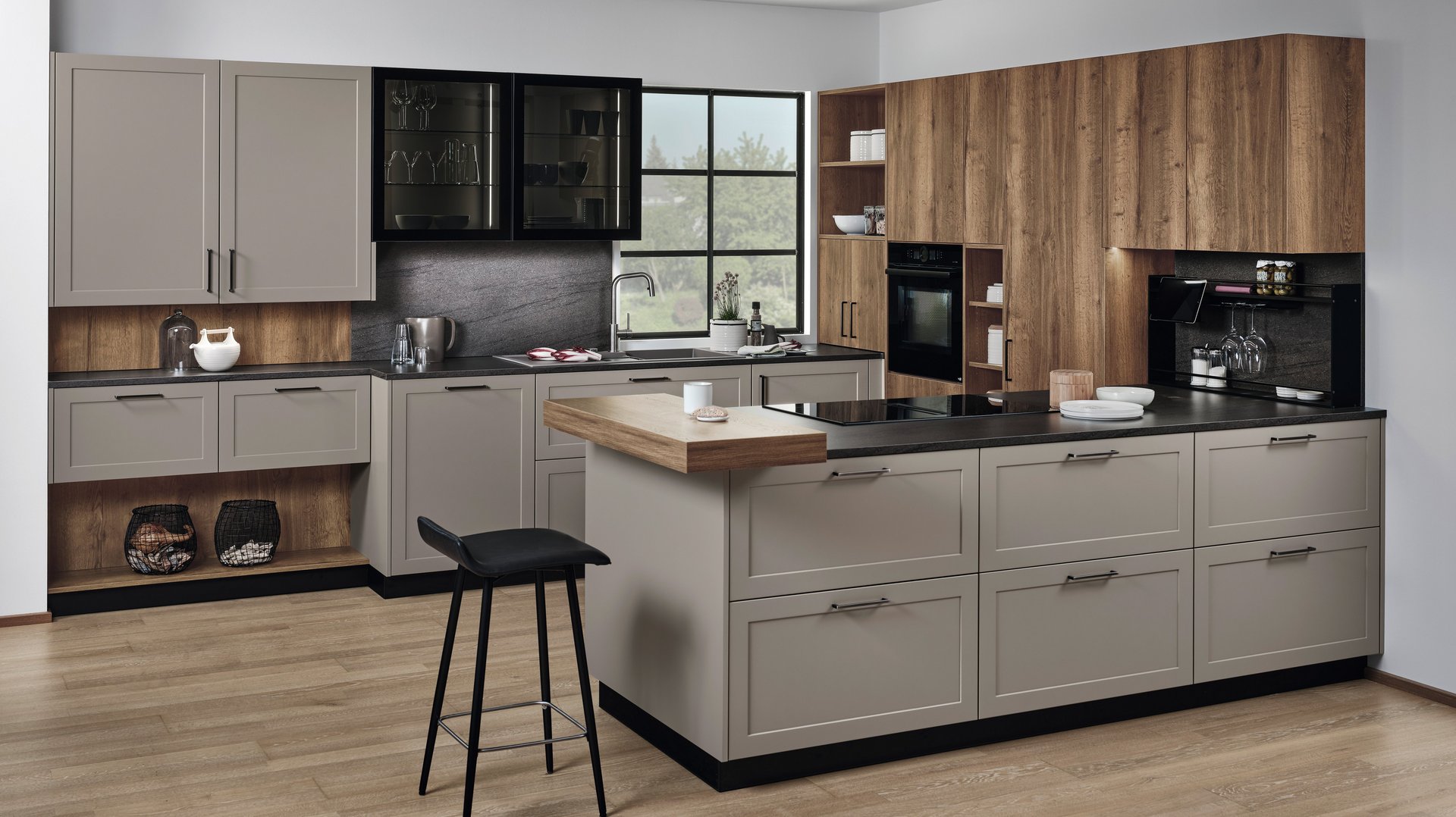 FM Keltensteig . ewe Sintesa in fango . carameleiche Inselküche mit Rahmenfronten in fango, Hochschrankgruppe in carameleiche