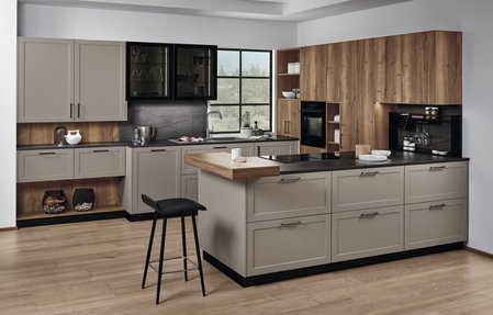 FM Keltensteig . ewe Sintesa in fango . carameleiche Inselküche mit Rahmenfronten in fango, Hochschrankgruppe in carameleiche