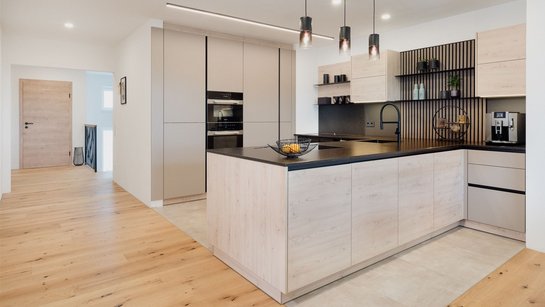 Diese U-Küche verströmt im gesamten Raum einen modernen Flair.