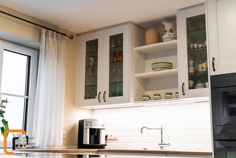 Oberschränke in einer weißen Landhausküche mit Glasfronten