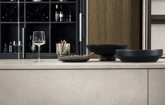 Ausschnitt einer Kücheninsel-Front mit grauer Betonlook-Oberfläche