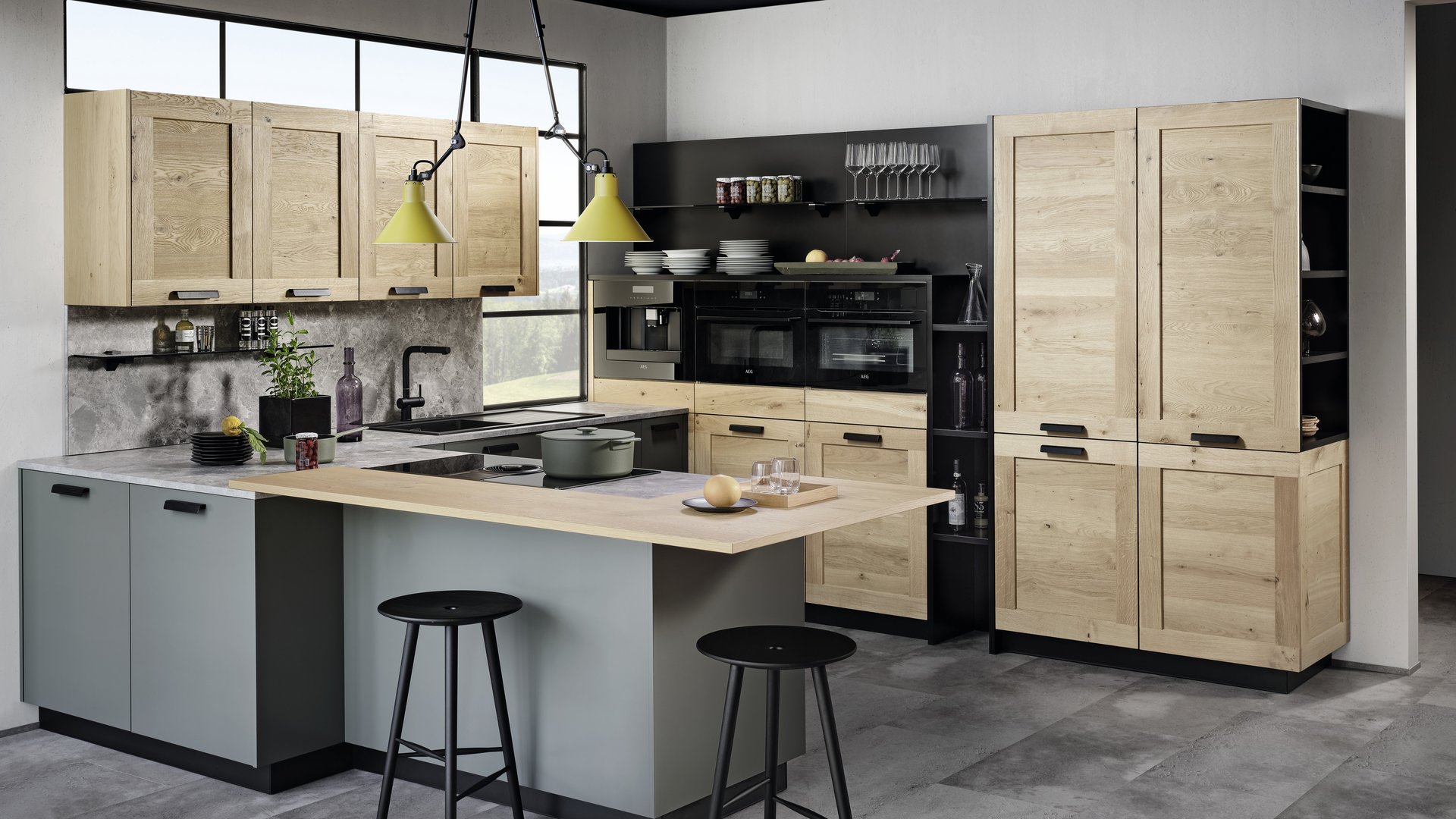 FM Nordkamm/ewe Colora in wildeiche/grün U-förmige Küche in grün matt und Hochschrankfronten in wildeiche