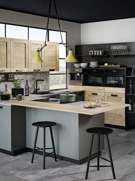 FM Nordkamm/ewe Colora in wildeiche/grün U-förmige Küche in grün matt und Hochschrankfronten in wildeiche