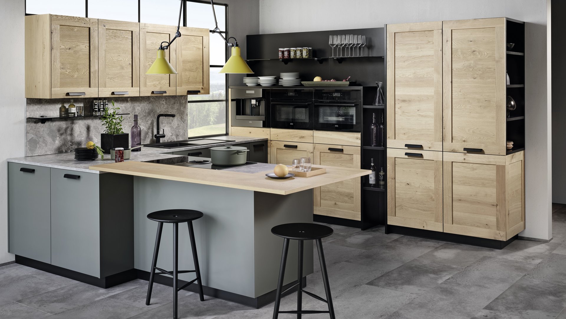 FM Nordkamm/ewe Colora in wildeiche/grün U-förmige Küche in grün matt und Hochschrankfronten in wildeiche