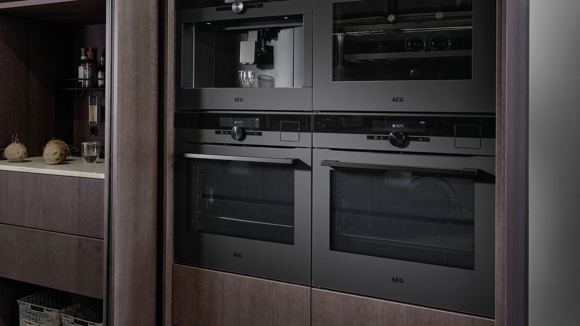 ewe Colora . ewe Nordic in matcha latte . eiche dunkel, Falttür-Einschubschrank Hoher Falttürschrank, bei dem die offenen Türen seitlich eingeschoben werden können