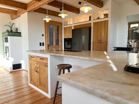 Inselküche in weiß mit Türfronten in Holzfurnier wildeiche