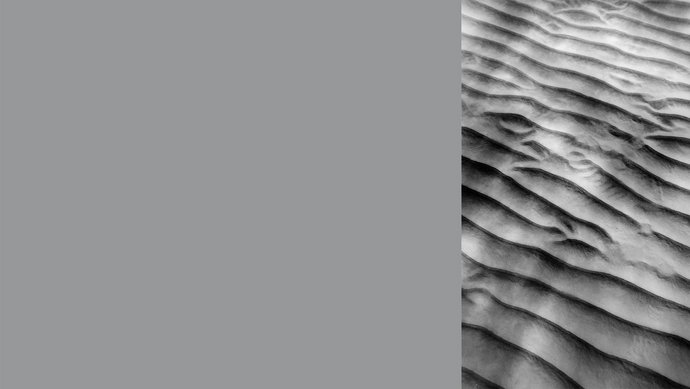 Farbkachel in felsgrau, daneben ein farblich passendes Bild von grauem Sand