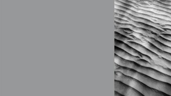 Farbkachel in felsgrau, daneben ein farblich passendes Bild von grauem Sand