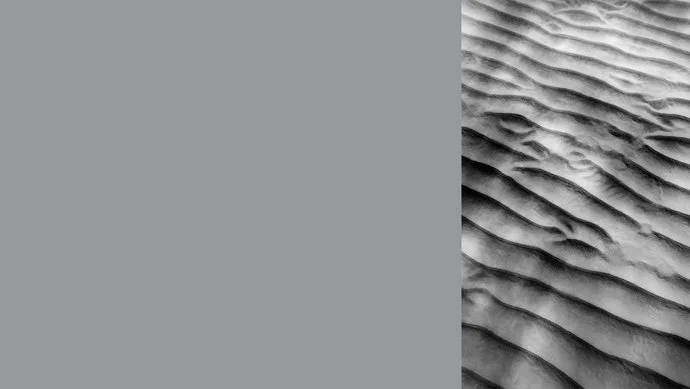 ewe nanoo® felsgrau Farbkachel in felsgrau, daneben ein farblich passendes Bild von grauem Sand