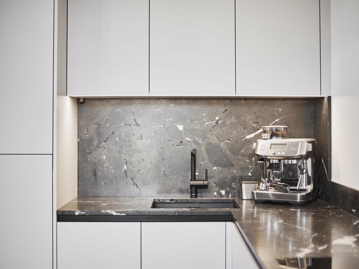 Ein stimmiges Detail: Silgranit-Spüle und Armatur in elegantem Schwarz.