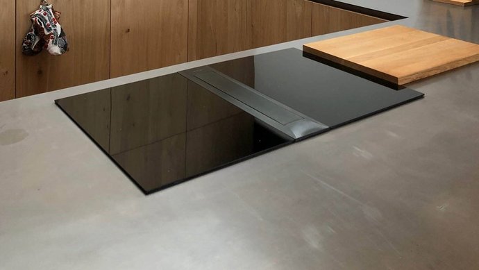 U-förmige Küche mit Fronten in wildeiche und einer Arbeitsplatte aus Edelstahl