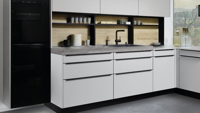 ewe nanoo® in kieselgrau . granitgrau . wildeiche, Küchenzeile L-förmige Küche in der hellen Farbe kieselgrau mit Glashochschrank