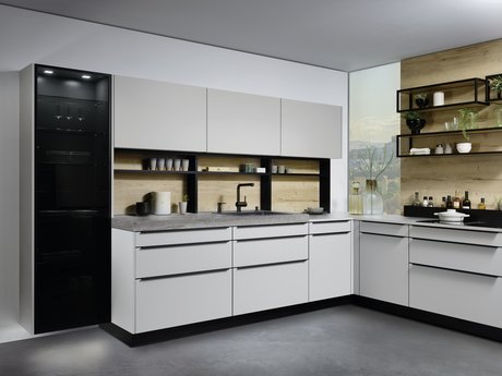 L-förmige Küche in der hellen Farbe kieselgrau mit Glashochschrank