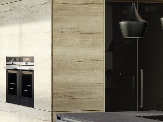 Hochschrankgruppe in bergeiche mit angebauter grauer Kücheninsel