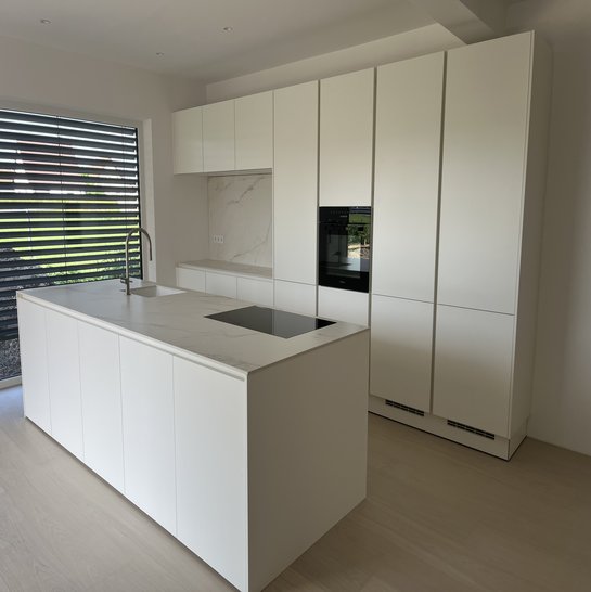 Inselküche komplett in weiß mit Arbeitsplatte in Marmoroptik
