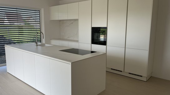 Inselküche komplett in weiß mit Arbeitsplatte in Marmoroptik