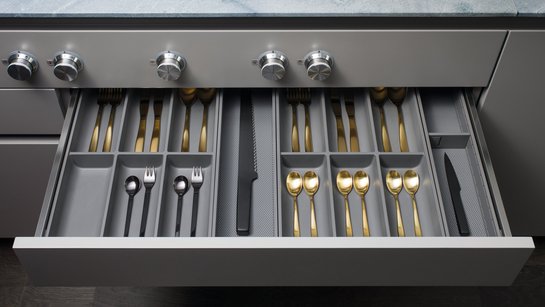 Ladeneinsätze in offener Küchenschublade