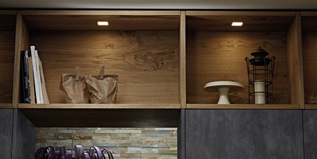 Wandregal in wildeiche mit angeschnittener Küchenfront in beton terra