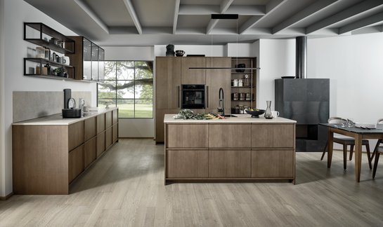 Inselküche ewe Nordic in schlichtem Eichenfurnier in carameleiche