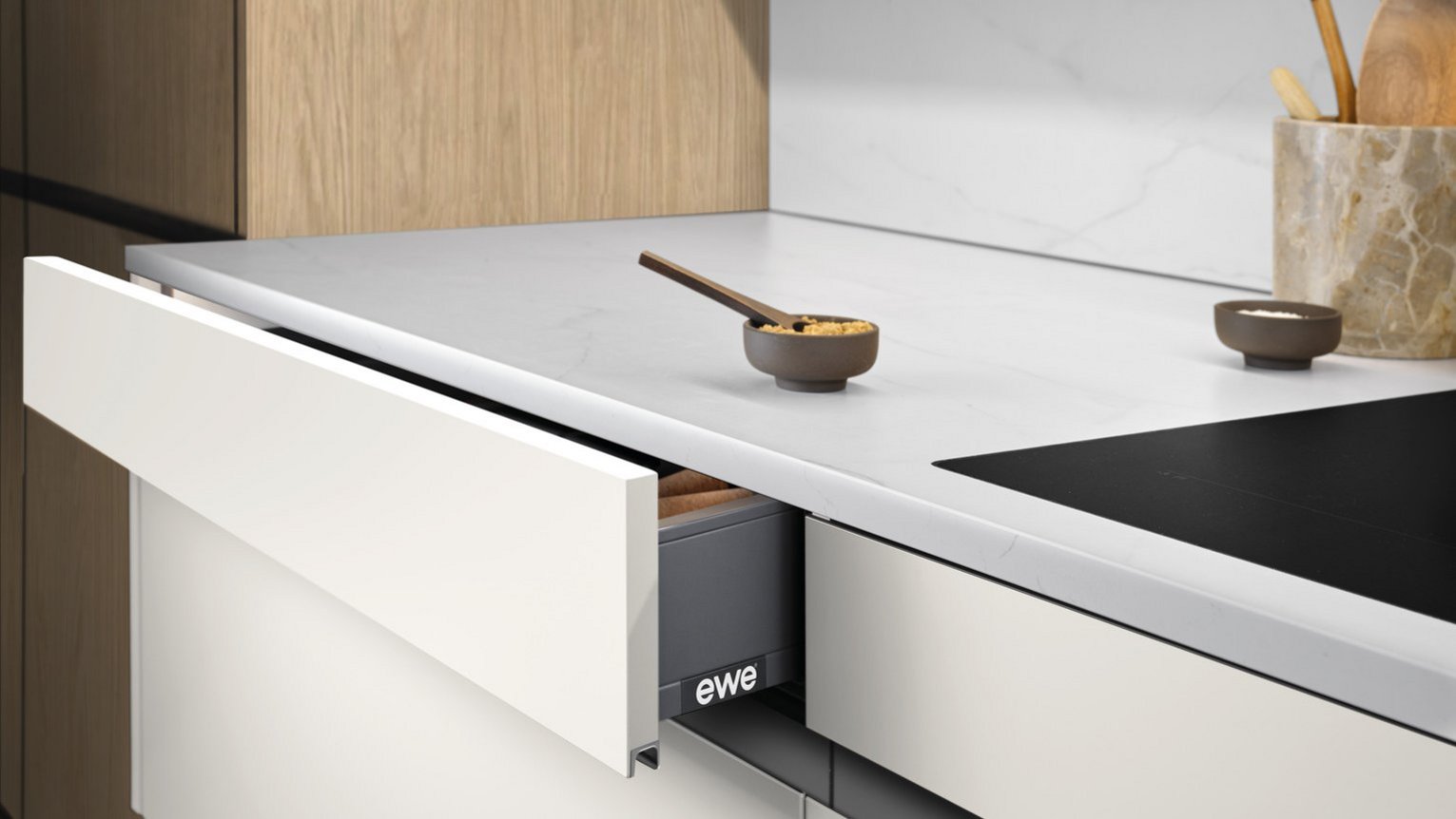 ewe GL30 in Aluminium edelstahlfarbig eloxiert gezeigt an ewe Nuova . ewe Sintesa in weiß . eiche hell, geöffnete Schublade Geöffnete Schublade mit GL30 in Aluminium edelstahlfarbig eloxiert.