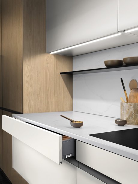 Geöffnete Schublade mit GL30 in Aluminium edelstahlfarbig eloxiert.