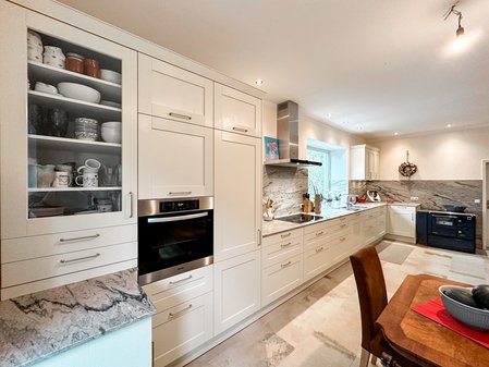 Weiße Landhausküche mit Rahmenfronten in L-Form